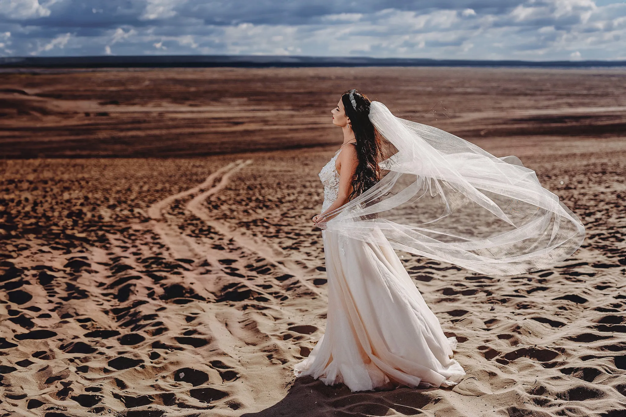 sesja slubna mlodej pary na pustyni bledowskiej w dabrowie gorniczej